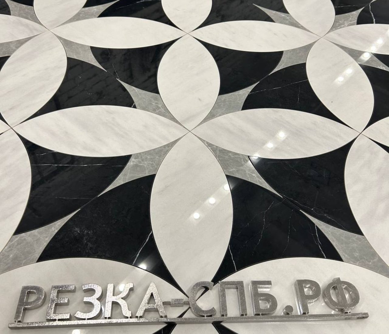 Мозаичное панно из керамогранита с черно-белым рисунком
