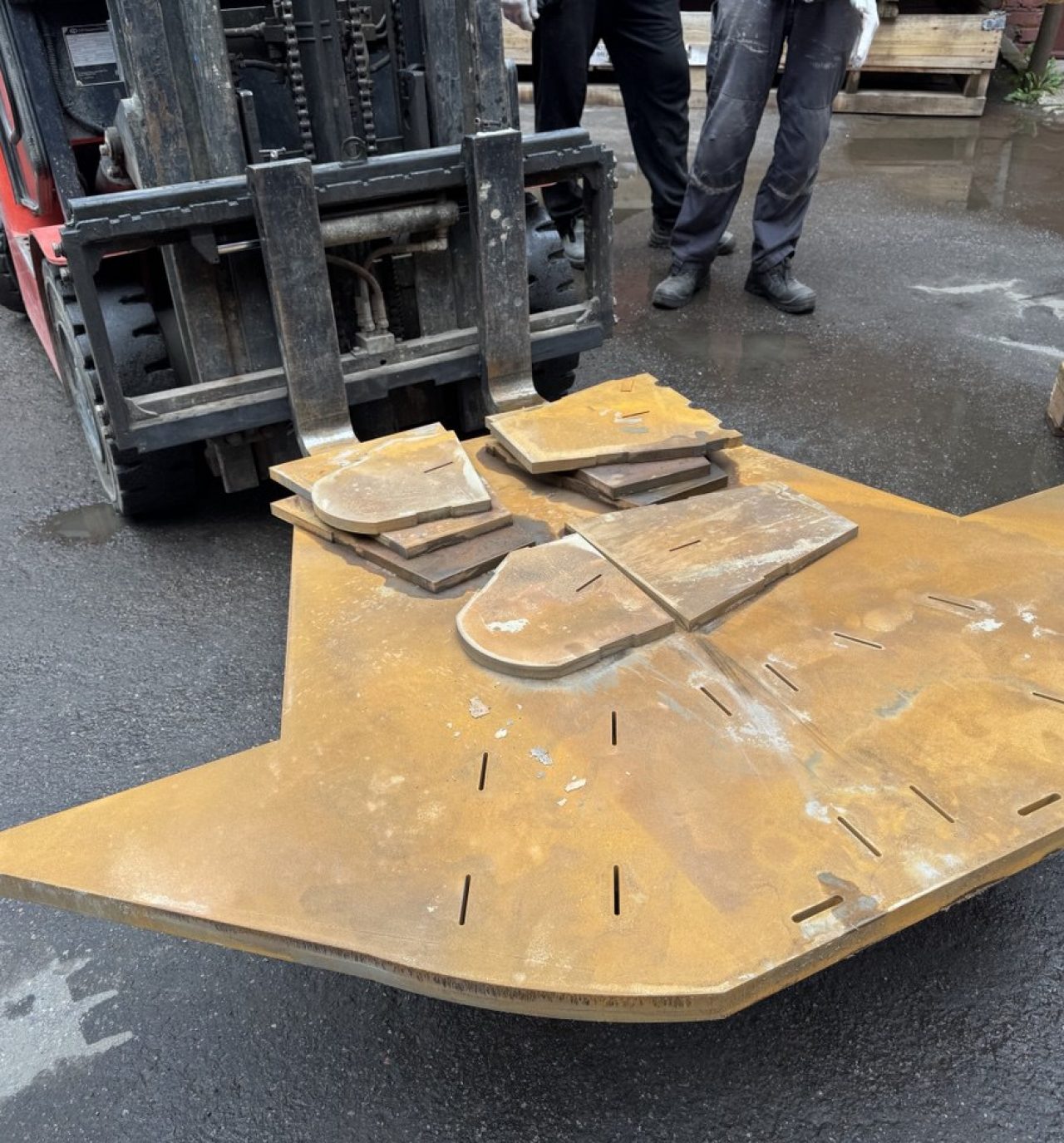 Крупные металлические заготовки из толстого листа после гидроабразивной резки